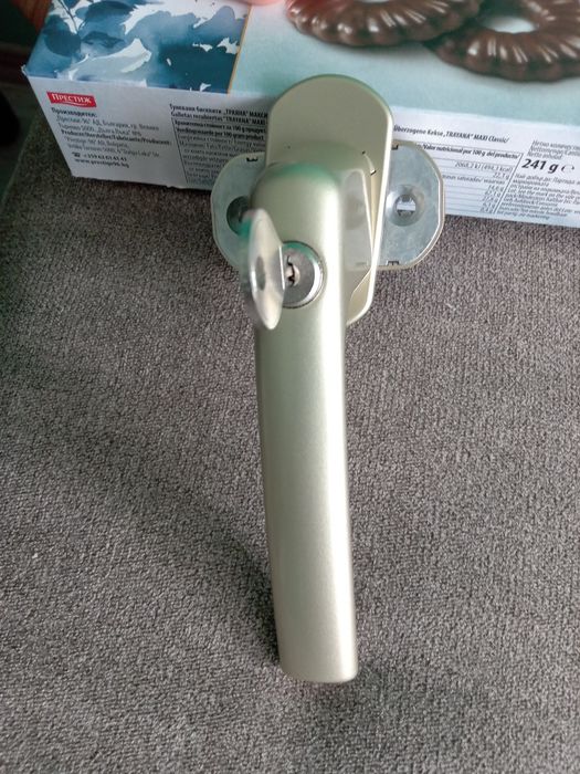 Брава за врата с ключ