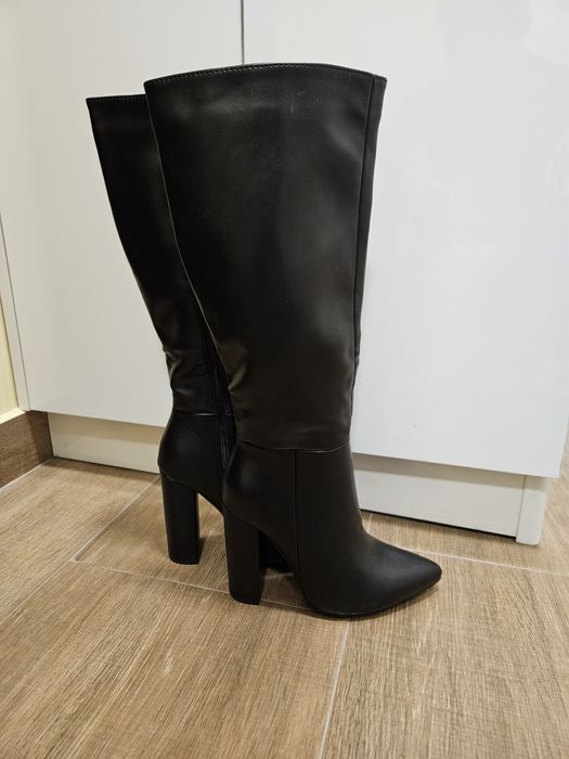 Елегантни черни кожени ботуши 36 номер. Чисто нови.