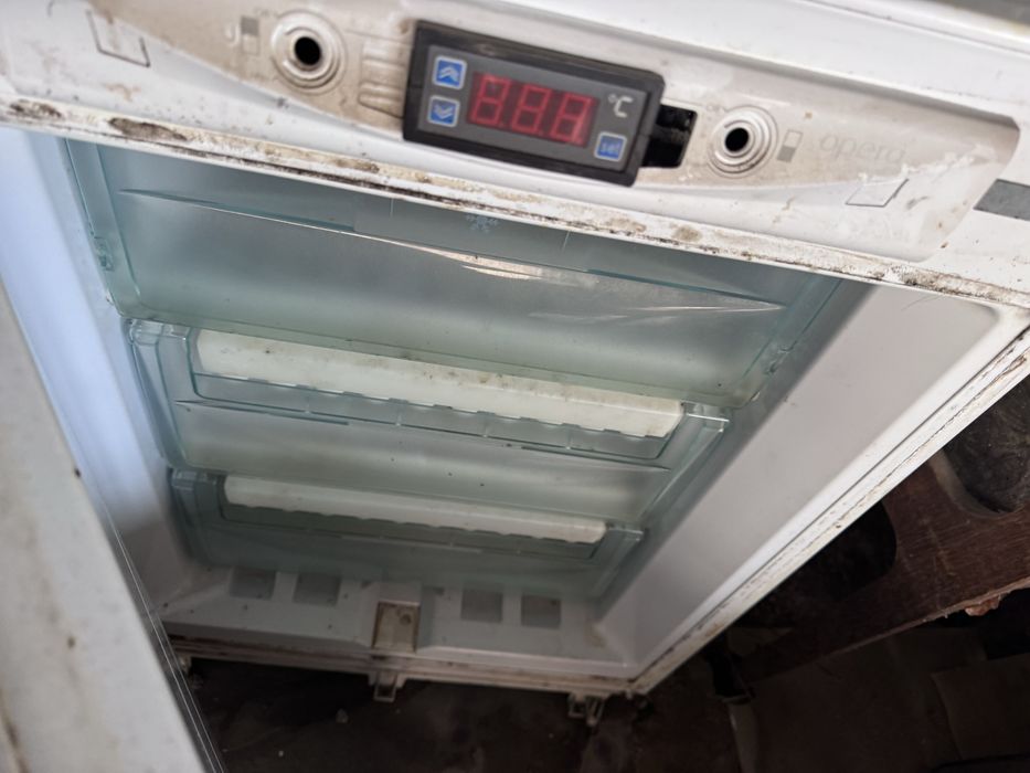 Продам холодильник встроенный. В рабочем состоянии.