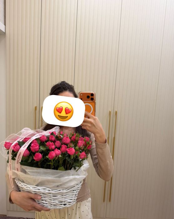 Цветы с корзиной , кустовые розы , розовыого цвета, сегодня подарили