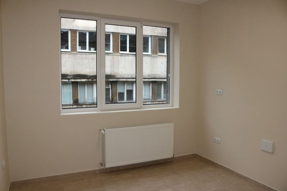 Офис до Народното събрание с паркомясто – 3 помещения, луксозен ремон