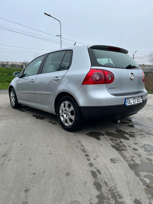 Vând golf 5 benzina 2799€