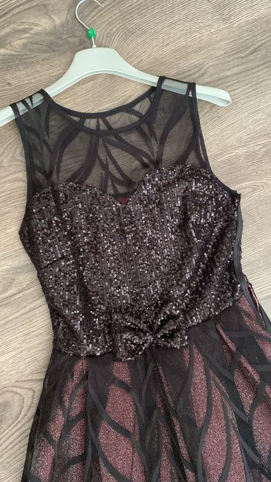 Vând o rochie de ocazie, S, ca noua, neagră, dantela, tul, paiete