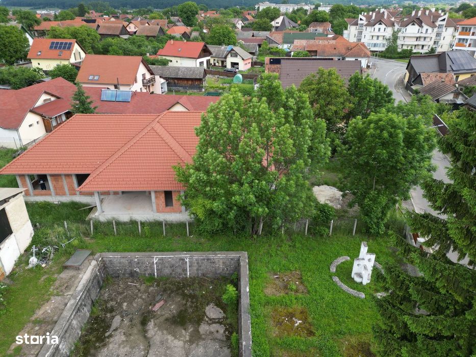Casă de vânzare 260 mp utili + 1052 mp teren in centrul orasului Covas