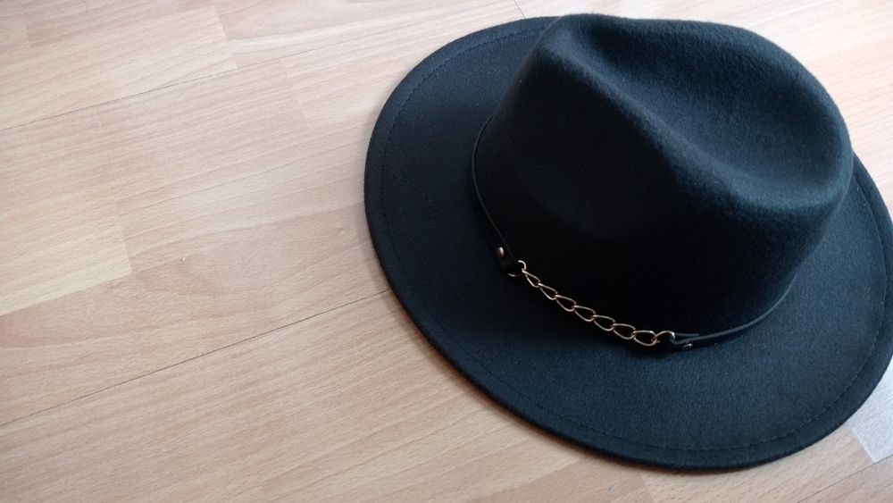 Pălării din postav cu borul mare.