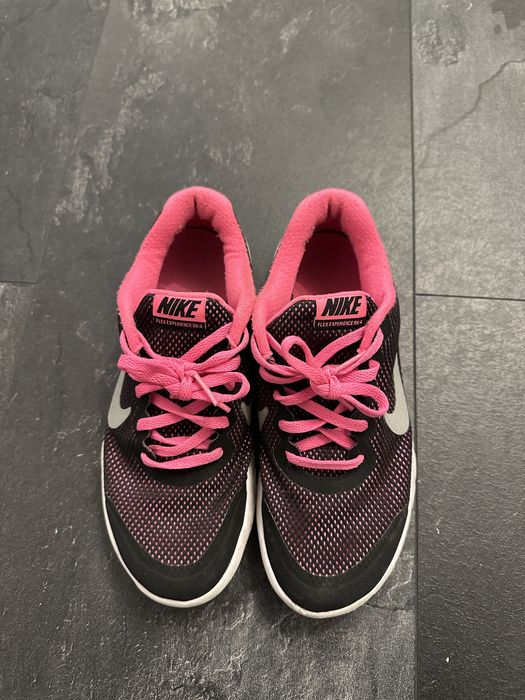 Nike adidasi 37.5 (23 de cm maxim)