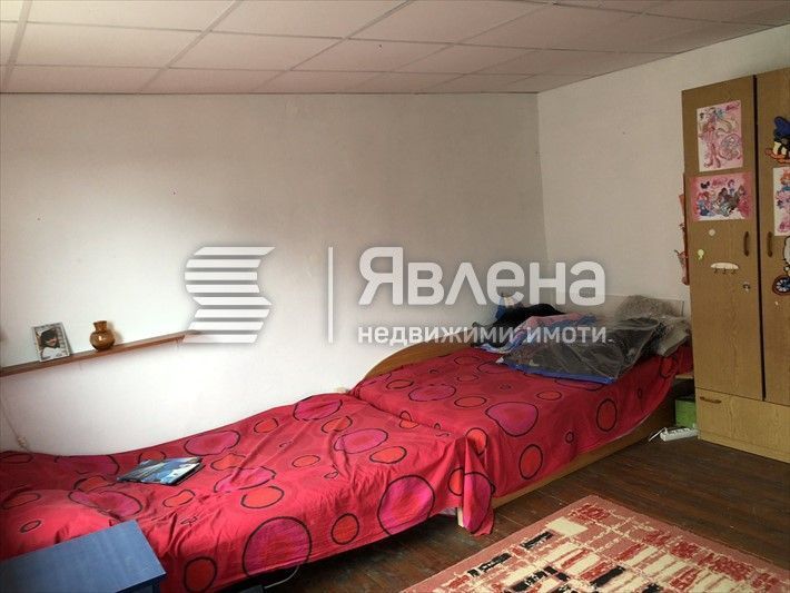 Самостоятелен етаж от къща с допълнителна постройка