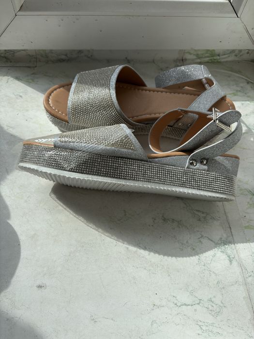 Босоножки со стразами