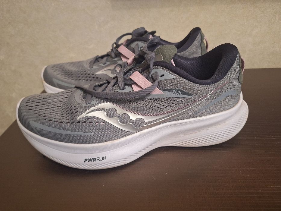 Беговые кроссовки  40 размер