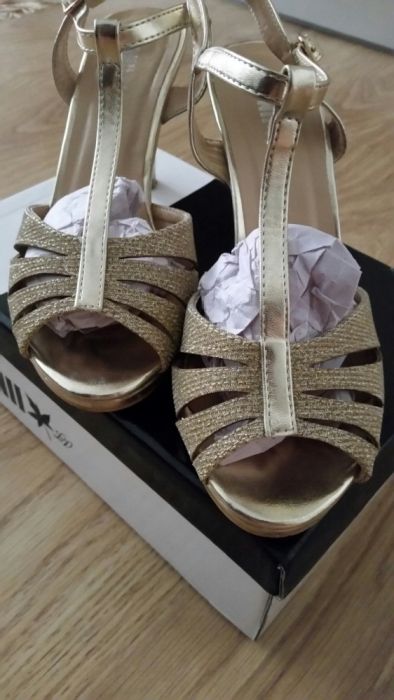 Sandale aurii pentru ocazie