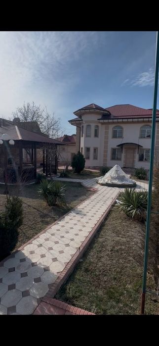 Резеденция-дача. Своя на берегу черчика.