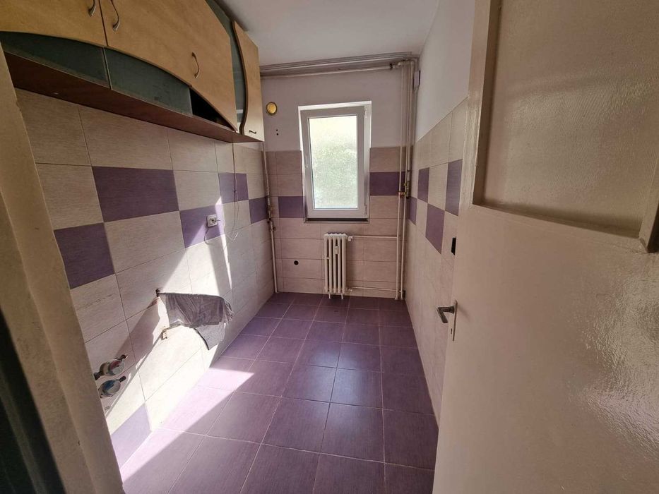 Apartament 2 camere nemobilat- de închiriat zona Malu Rosu