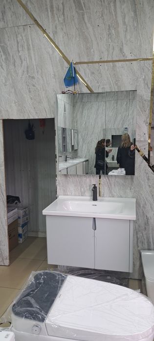 Тумба с раковиной и зеркальным шкафчиком с подсветкой