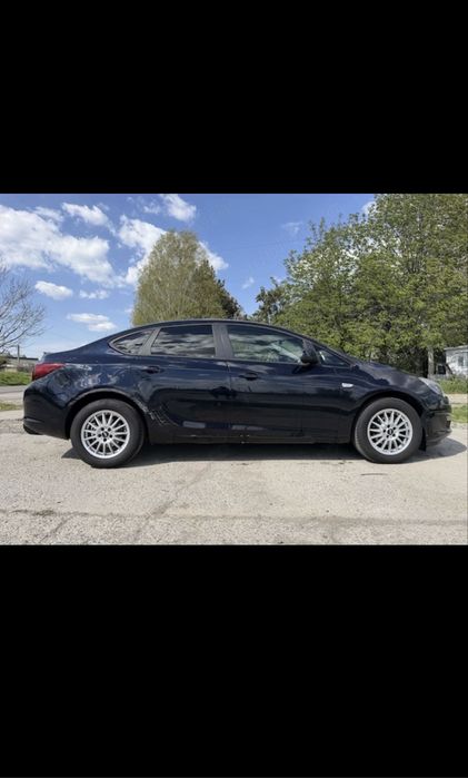 Opel Astra J Sedan