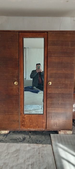 В отличном состаяние шифанер с зерколом