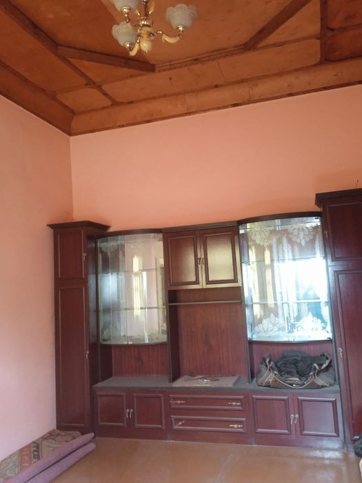 Uy sotiladi hovli kelishamiz uchastka