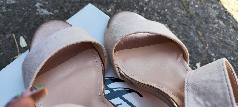 Дамски елег. сандали – пудра + розово злато|Еко велур|Нисък широк ток