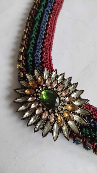 Масивно колие на ZARA с цветни кристали и ръчно изплетена яка