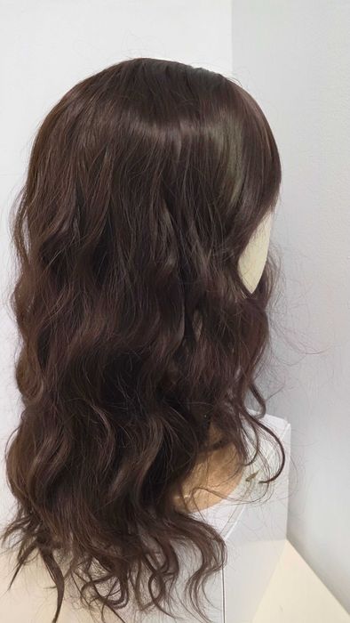 Perucă HAIRCUBE lungă ondulată șaten ciocolatiu, cărare naturală