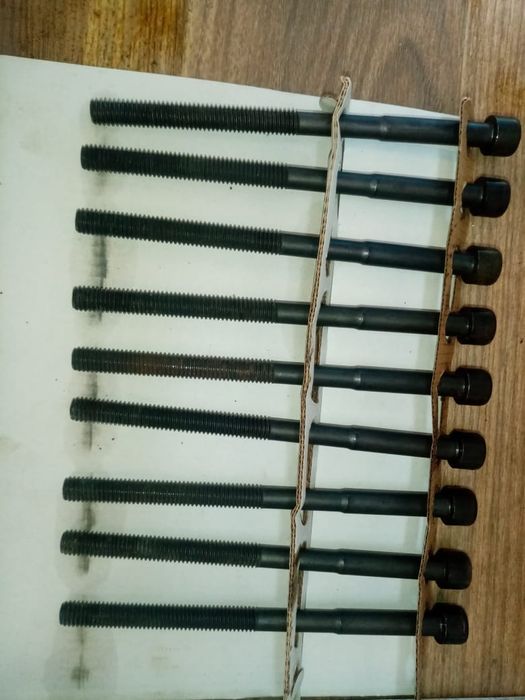 Продам болты головочные