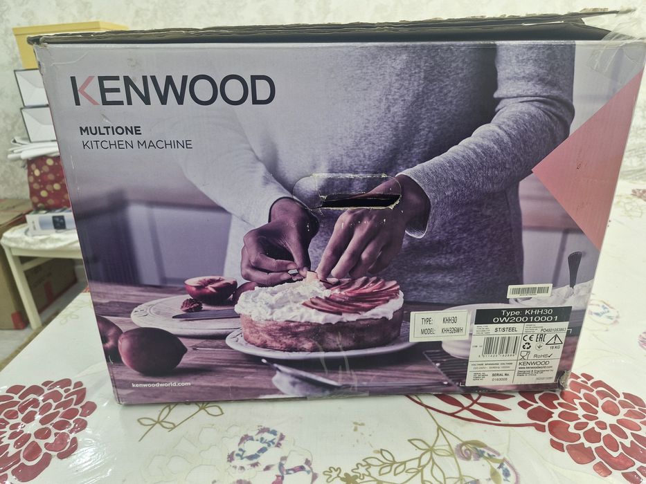 Продается кухонный комбайн Kenwood.