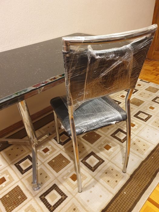 Продам стеклянный стол и четыре стула к нему!