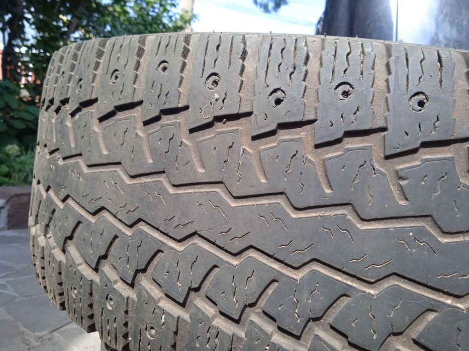 Продам.2ш235/65.R16C*зима