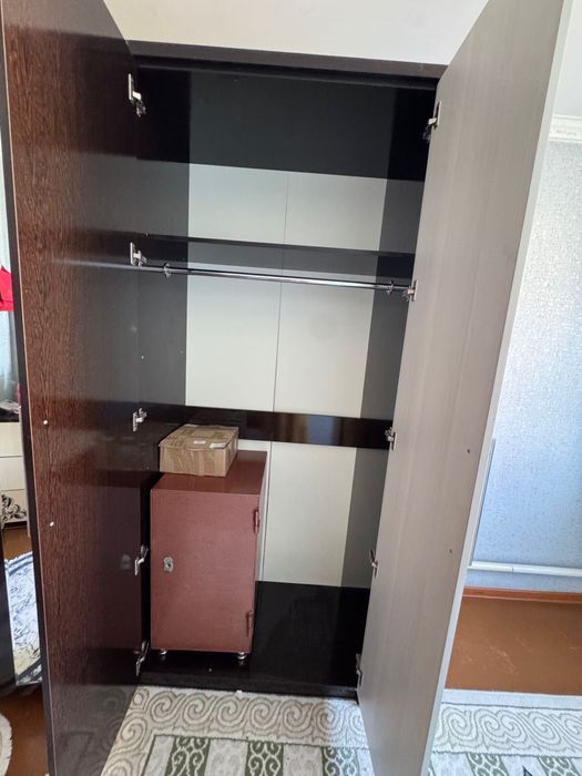 продам шкаф комот и тумбочки