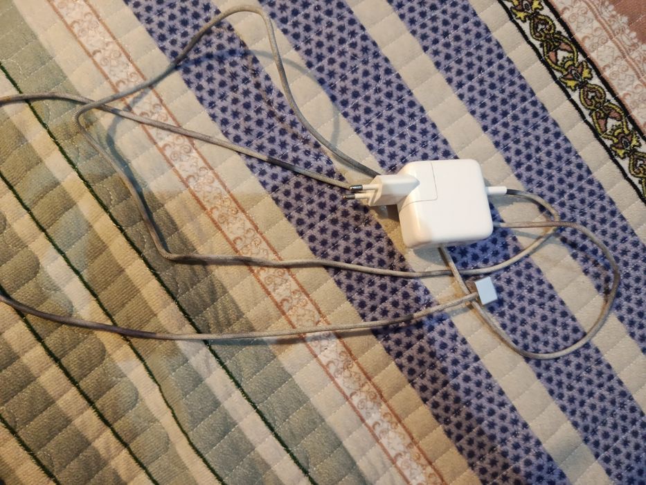 Продаю срочно Зарядное устройство для MacBook (MagSafe)