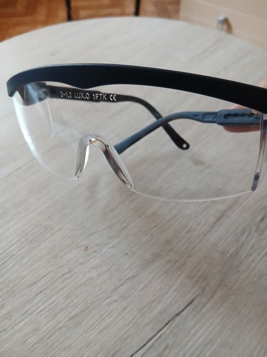 Защитные очки продам