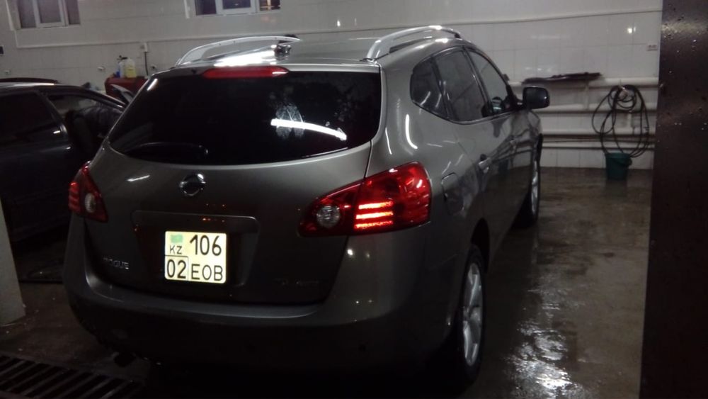 Nissan крассовер темно серый