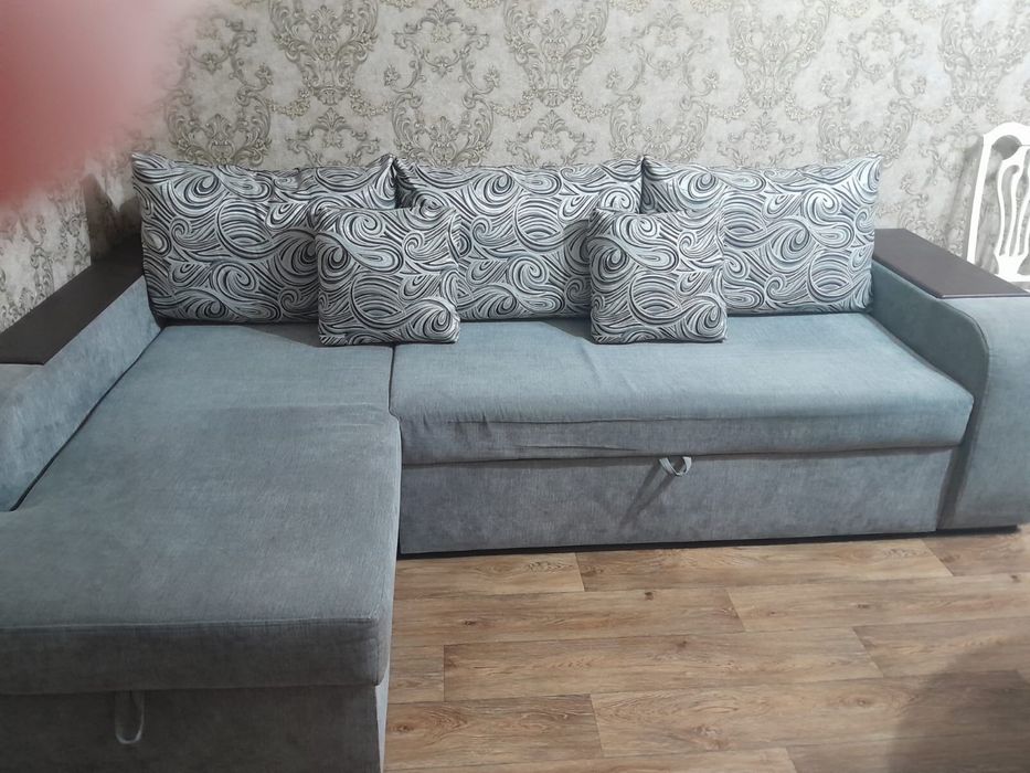 Продается диван для гостиной