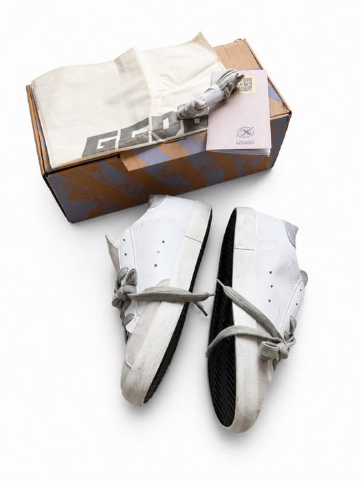 Sneakers Golden Goose – Alb Clasic cu Detalii Statement