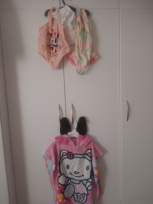 Хавлия, бански и аква обувки.