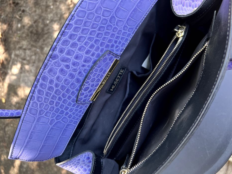 Geantă Musette din piele naturală embosată tip crocodil, mov-lavandă