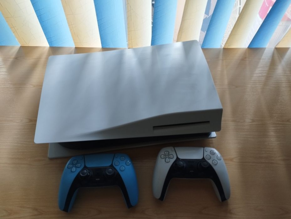 Playstation 5 Disk с игри и стойка