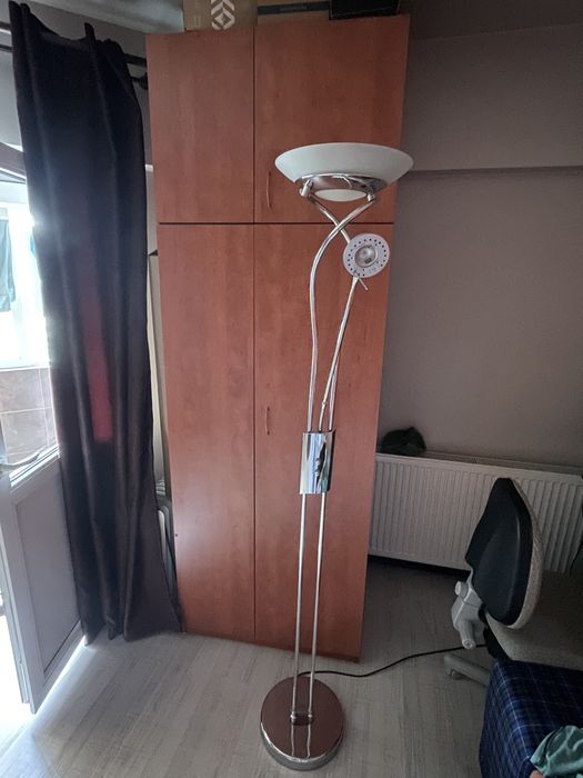 Lampa podea cu picior inalt