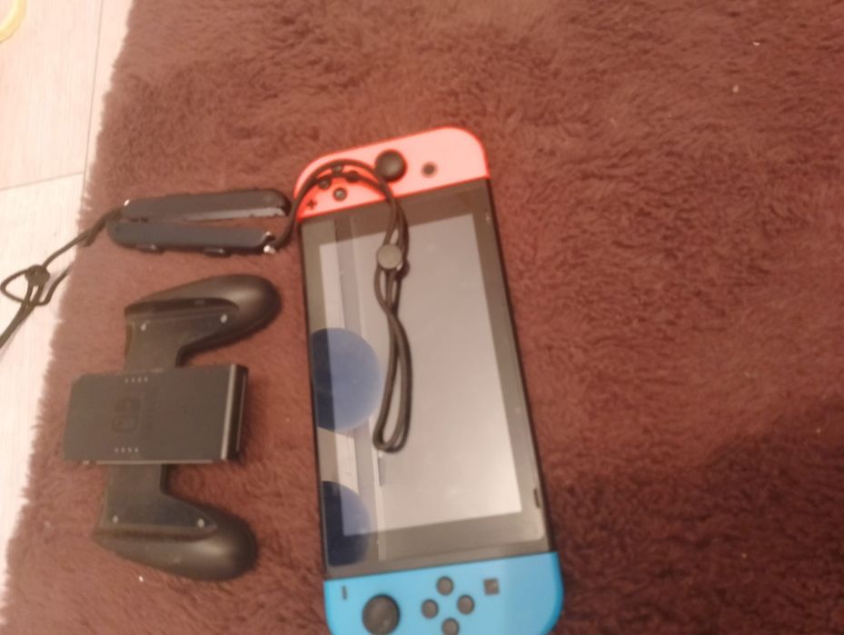 Vând Nintendo Switch +5 jocuri cablu hdmi în stare foarte bună !