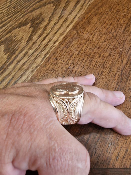 Золотая печатка новая.