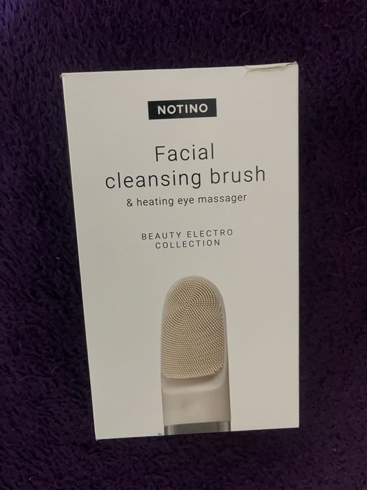 Електрическа - почистваща четка за лице , със загряваща функция.