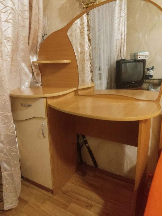 Продам туалетный столик