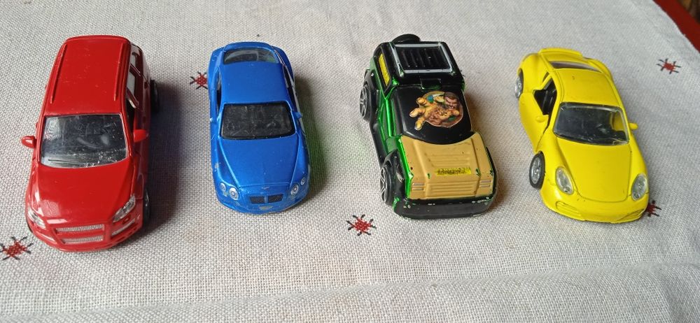 Металлические машинки.