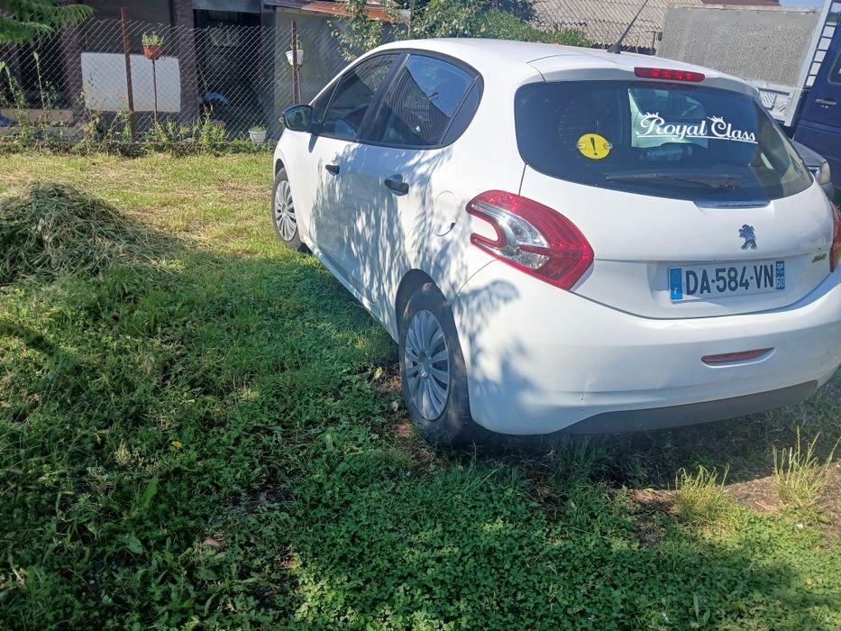 Vând peugeot 208