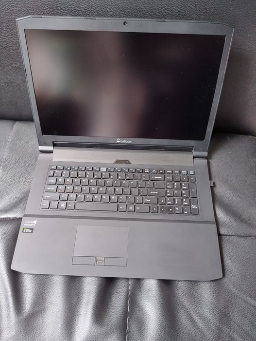 Leptop gaming i7 clevo de 17.3inch la pretu de 1300lei