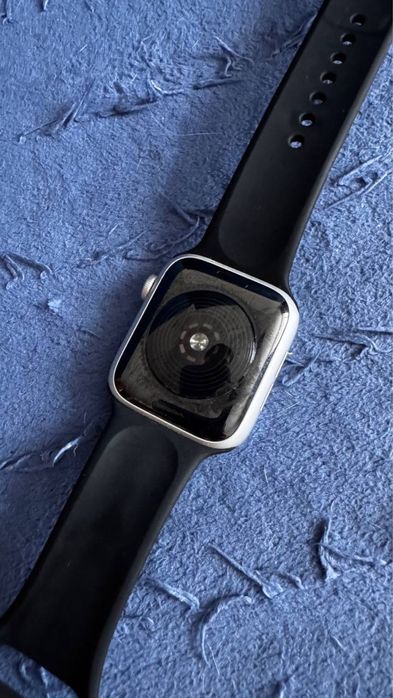 Продам Apple Watch SE