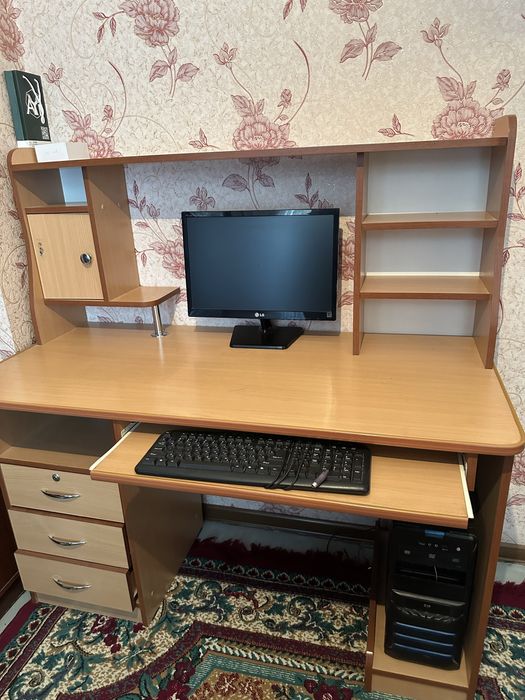 Стенка и стол-стул, Писменный стол и принтер