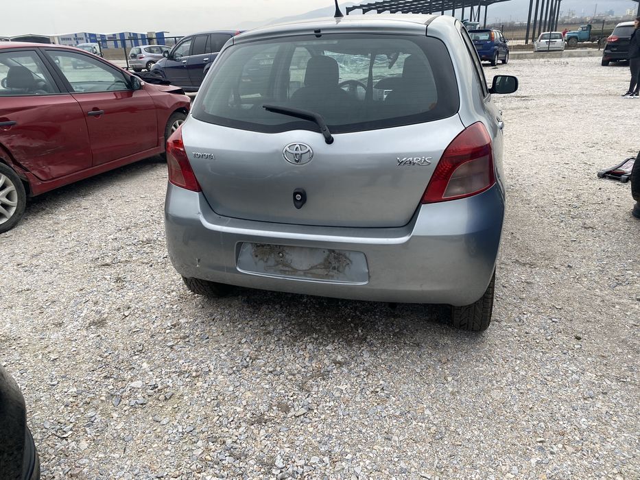 Тойота Ярис 1.0 на части