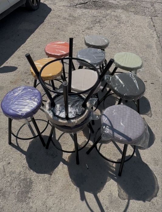 Табуретки с метални крака и мека седалка