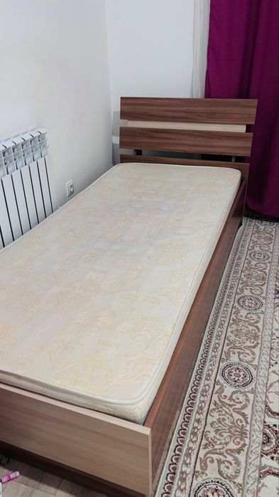 Кровать с матрасом 200*90см