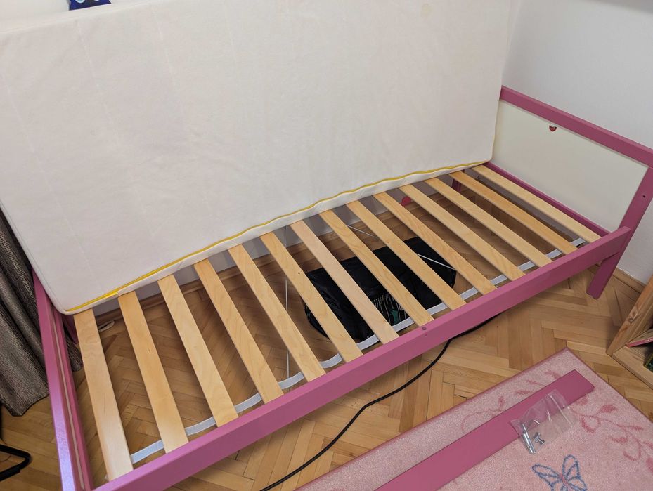Pat copii Ikea Sniglar 70x160 vopsit roz cu saltea Underlig și bară de protecție Nattapa
